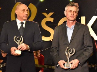 Juraj Žuffa (vpravo) s cenou počas galavečera Športová osobnosť Košíc.