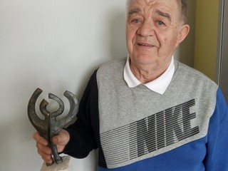 Karol Vojtaník so soškou za ocenenie v ankete Športová osobnosť Košíc.