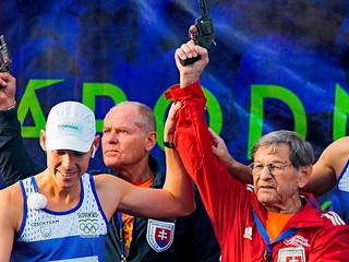 Štefan Hrušovský pred jedným zo svojich štartovaní MMM. Za ruku ho drží olympijský víťaz v chôdzi Matej Tóth.