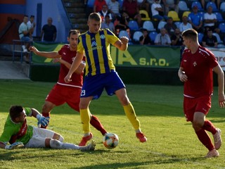 Útočník Róbert Jano (v strede) obliekal v minulosti aj dres Trebišova. 