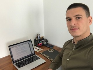 Ľubomír Korijkov trávi pri počítači množstvo času.