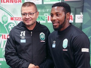 Trénerský tím AmaZulu FC, vľavo Slovák Jozef Vukušič so svojím asistentom. 
