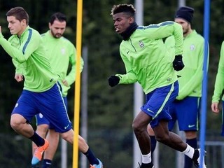 Atila Varga (vľavo) na tréningu Juventusu Turín, po jeho ľavici Francúz Paul Pogba.