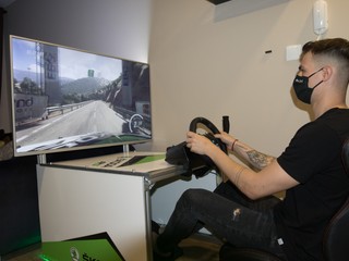 Martin Koči vymenil na chvíľu reálny volant za simulátor. 
