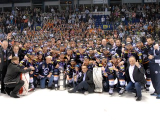 Hokejisti HC Košice oslavujú majstrovský titul po siedmom finálovom zápase s Nitrou.