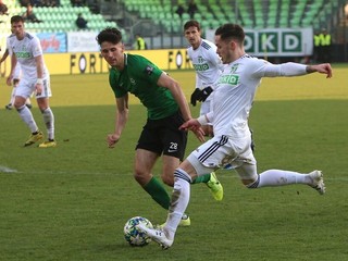 Martin Bukata (v popredí) si ešte na tréning na ihrisku musí počkať.