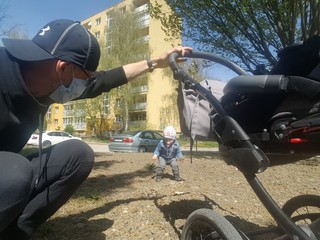 Súčasná podoba Richarda Vlkolinského. Ako starostlivý otec so svojou ratolesťou.