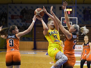 Vanda Kozáková (s loptou) nebola so svojimi výkonmi počas sezóny spokojná.