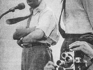 Rok 1945. Rozhlasoví reportéri Laufer a Mašlonka pri práci počas zápasu ŠK Bratislava – Slavia Praha 1:3.