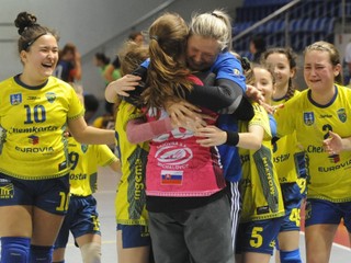 Dominika Horňáková so svojimi zverenkami. Dievčatá by nevymenila za nič na svete.