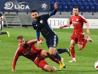 Dávid Berežný (v páde) v drese Bardejova. S materským klubom rozviazal kontrakt.