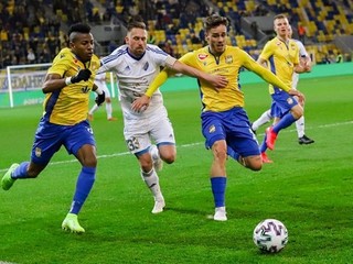 Vladimír Kukoľ (druhý zľava) v úvode marca srdnato bojoval s hráčmi Dunajskej Stredy. Viac zápasov v pozícii kapitána Popradu zatiaľ nepridal.