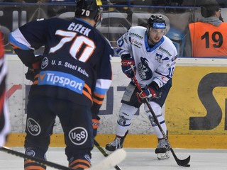 Útočník M. Réway (vpravo) má na stole viacero ponúk.