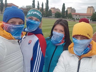 Sestry Dana a Jana Velďákové (na krajoch) mohli konečne začať trénovať na atletickom štadióne.