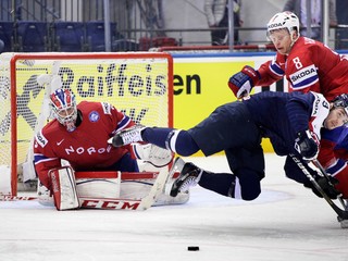 Dávid Skokan v akrobatickej polohe pred brankárom Haugenom. Zo súboja Slovensko - Nórsko (5:2) na MS 2014.
