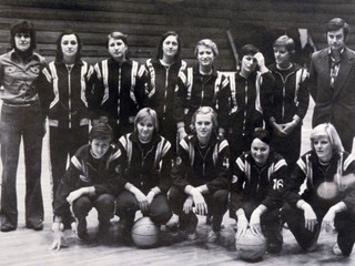 M. Čintalová-Lukáčová (horný rad - druhá sprava) na tímovej fotke TJ Lokomotíva Košice.