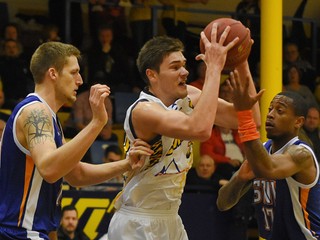 Vo Svite je medzi trojicou podpísaných Slovákov aj M. Bizub (s loptou).