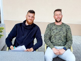 Nová posila (vľavo).