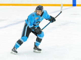 Lenka Čurmová sa stala prvou Slovenkou v história, ktorá bodovala aj skórovala v ženskej NHL.