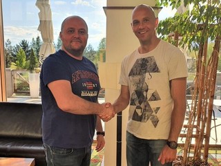 Marek Kardoš (vpravo) s generálnym manažérom VK Mirad PU Prešov Mariánom Palenčarom po podpise zmluvy.