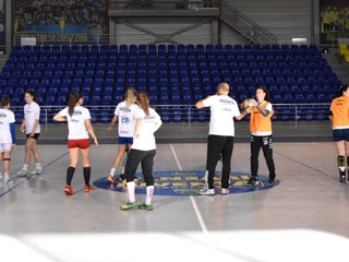 Hádzanárky michalovskej Iuventy sa po takmer troch mesiacoch opäť mohli vrátiť do haly.