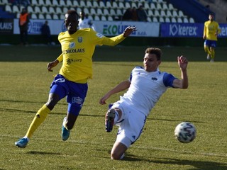 Baráž o miestenku vo Fortuna lige sa môže týkať aj Nitry, kde je oporou tímu michalovský rodák Oliver Podhorin (vpravo).