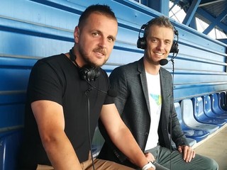 Peter Zagiba (vpravo) a jeho spolukomentátor, bývalý úspešný brankár Marián Kello.