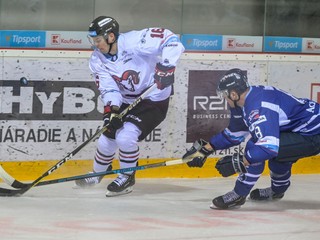 Jordana Hickmotta (vľavo) bráni Ján Ťavoda. Teraz sú z nich spoluhráči. 