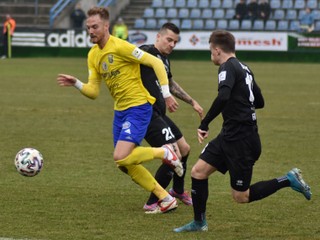 V zostávajúcich dueloch sezóny bude Michalovciam chýbať španielsky stopér Ian Pino Soler (vľavo).