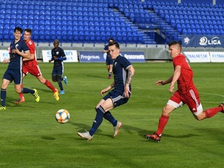 Aj keď na snímke má k lopte najbližšie Popradčan Oliver Luterán, v zápase dominovala Banská Bystrica.