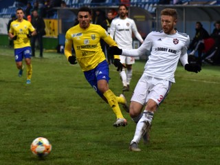 V jeseni Michalovce zdolali doma Trnavu 2:0 aj vďaka gólu Armena Hohannisjana (vľavo).