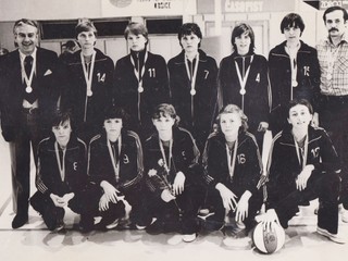 Majsterky ČSSR v roku 1980. Zľava stoja: vedúci družstva Gustáv Bauernébl, Trojčáková, Dubovská, Pojteková, Képesová, Svobodová, tréner Jozef Rešetár. V podrepe: Grisová, Benkoová, Nagyová, Tomková, Černáková.