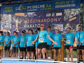 Bežci pred štartom, uprostred Anastasia Kuzminová. 