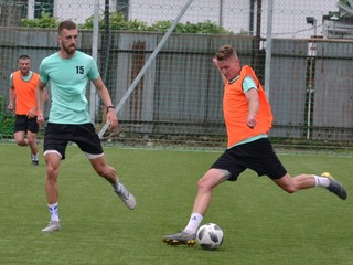 Humenský káder vystužili Jakub Bavoľár (vpravo) z FC Košice a Filip Bednár (číslo 15) z Vranova.