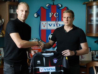 Ľuboš Benkovský (vpravo) s generálnym manažérom FC ViOn Zlaté Moravce Marekom Ondrejkom po spečatení spolupráce.