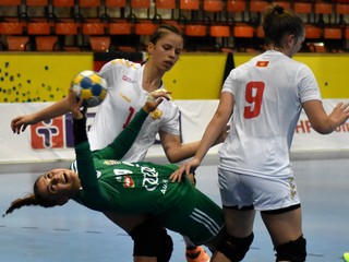 Spomienka na august 2017. Nada Čorovičová (vľavo v bielom) si v Michalovciach zahrala na ME kadetiek.