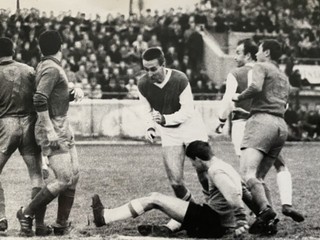 Jar 1965. Zápas Lokomotíva VSŽ Košice – Nové Zámky 2:1. Hájek (v strede) v súboji s obrancami súpera na trávniku v Čermeli. 