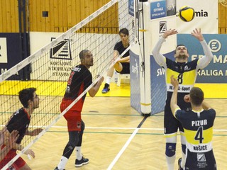 V ďalšej sezóne už košický dres M. Kasperkevič (s loptou) obliekať nebude.