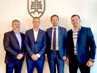 Riaditeľ HK Poprad Ľudovít Jurinyi (vpravo) po stretnutí zástupcov klubov Tipsport ligy s ministrom financií.