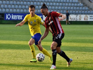 Martin Kolesár (vľavo) očakáva v Žiline náročný zápas. Verí však v úspešný výsledok.