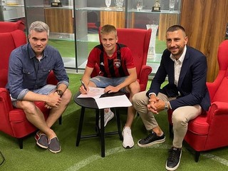 Stanislav Olejník (v strede) si chce vybojovať stabilné miesto v jednom z najslávnejších slovenských klubov.