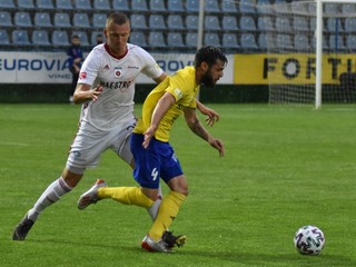 V Ružomberku bude Michalovciam chýbať Grék Konstantinidis (vpravo), ktorý sa v Žiline zranil.