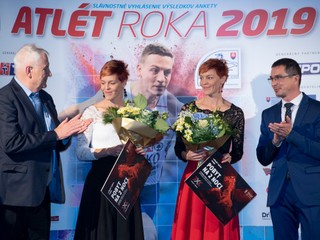 Sestry Velďakové získavajú ocenenia za úspešnú skokanskú kariéru aj po jej skončení.