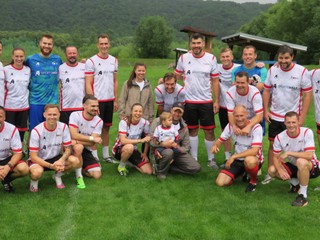 Športové osobnosti s malým Teom (v strede) a jeho rodičmi na ihrisku v Sokoli.