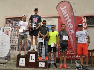 Najlepší muži v celkovom poradí Bančanskej desiatky s hlavným organizátorom Michalom Ivančom (vpravo).