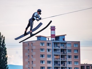 Alexander Vaško ml. zaznamenal v skokoch výkon 63,8 metra.