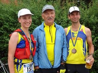 Víťazné dvojičky Eva a Jozef Čurlejovci po dobehnutí so svojím otcom, ktorý ich na trati povzbudzoval.