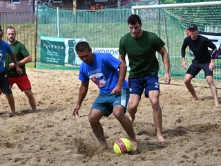 Hokejisti to vedia aj s loptou. V bránke im pomohol reprezentant Martin Gernát.