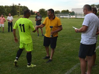 Starosta Plechotíc a predseda ObFZ Trebišov Peter Koščo odovzdáva víťaznú trofej Marekovi Sokolovi.