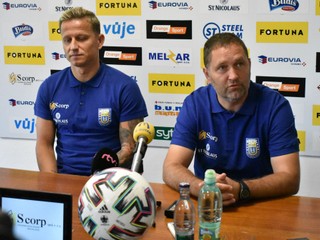 Kapitán Igor Žofčák (vľavo) a tréner Jozef Majoroš na predsezónnej tlačovke.